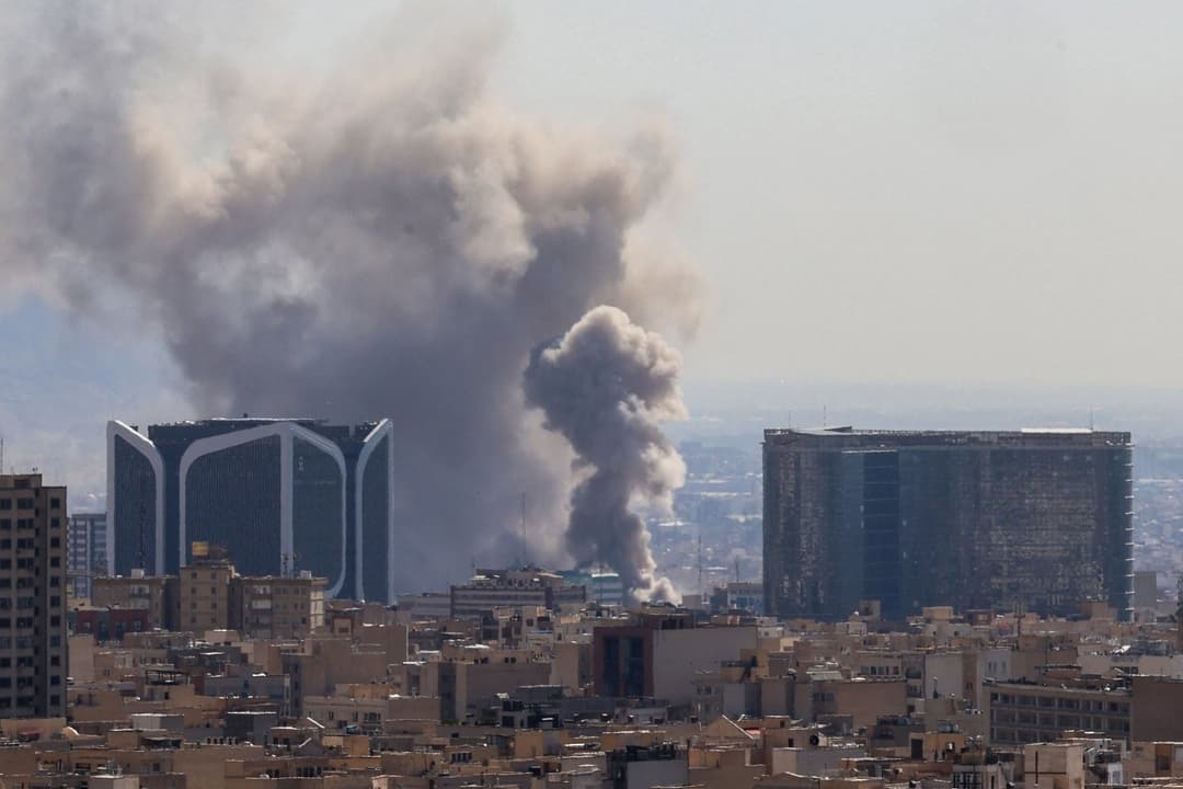 El humo se eleva tras las explosiones registradas en Teherán el 1 de marzo de 2026. (Atta Kenare/AFP vía Getty Images)