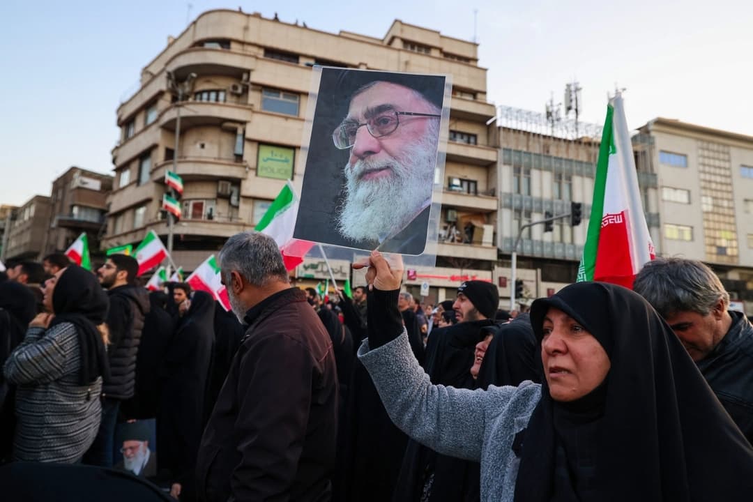 Manifestantes a favor del régimen se reúnen en una plaza para llorar la muerte del líder iraní Alí Jamenei en Teherán el 1 de marzo de 2026. (Atta Kenare/AFP a través de Getty Images)