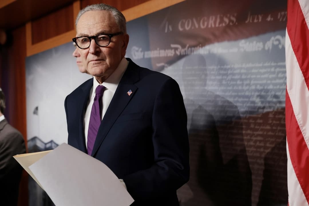El líder de la minoría del Senado, Chuck Schumer (D-N.Y.), escucha durante una conferencia de prensa sobre los archivos Epstein en el Capitolio, en Washington, el 26 de febrero de 2026. (Anna Moneymaker/Getty Images)