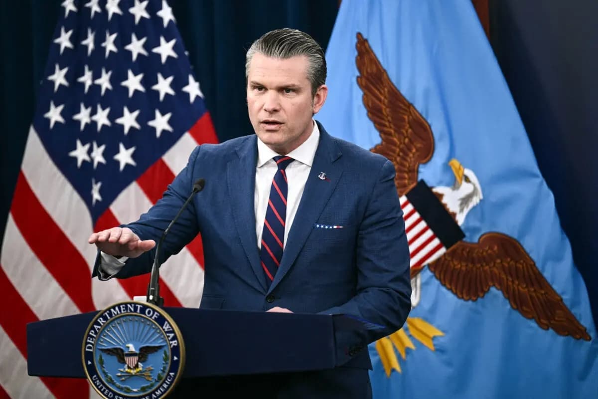 El secretario de Guerra, Pete Hegseth, habla durante una conferencia de prensa sobre la acción militar estadounidense en Irán en el Pentágono, en Washington, el 2 de marzo de 2026. (Brendan Smialowski/AFP a través de Getty Images)