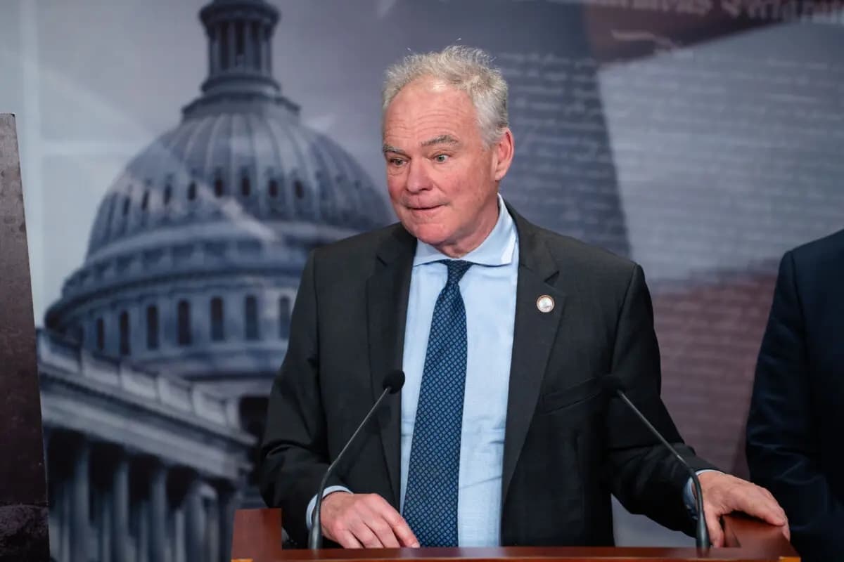 El senador Tim Kaine (D-Va.) habla en una conferencia de prensa en el Capitolio en Washington el 14 de enero de 2025. (Madalina Kilroy/The Epoch Times)