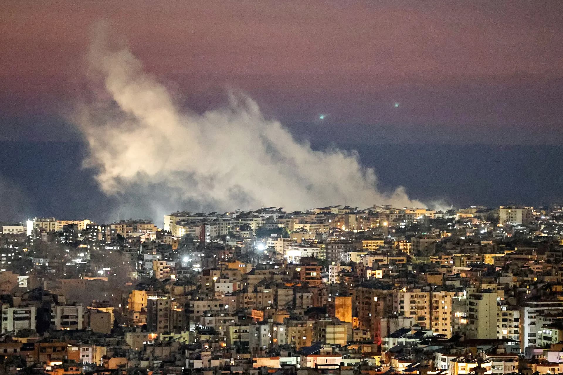 Columnas de humo se elevan tras el bombardeo israelí sobre los suburbios del sur de Beirut el 2 de marzo de 2026. (Ibrahim Amro/AFP vía Getty Images)