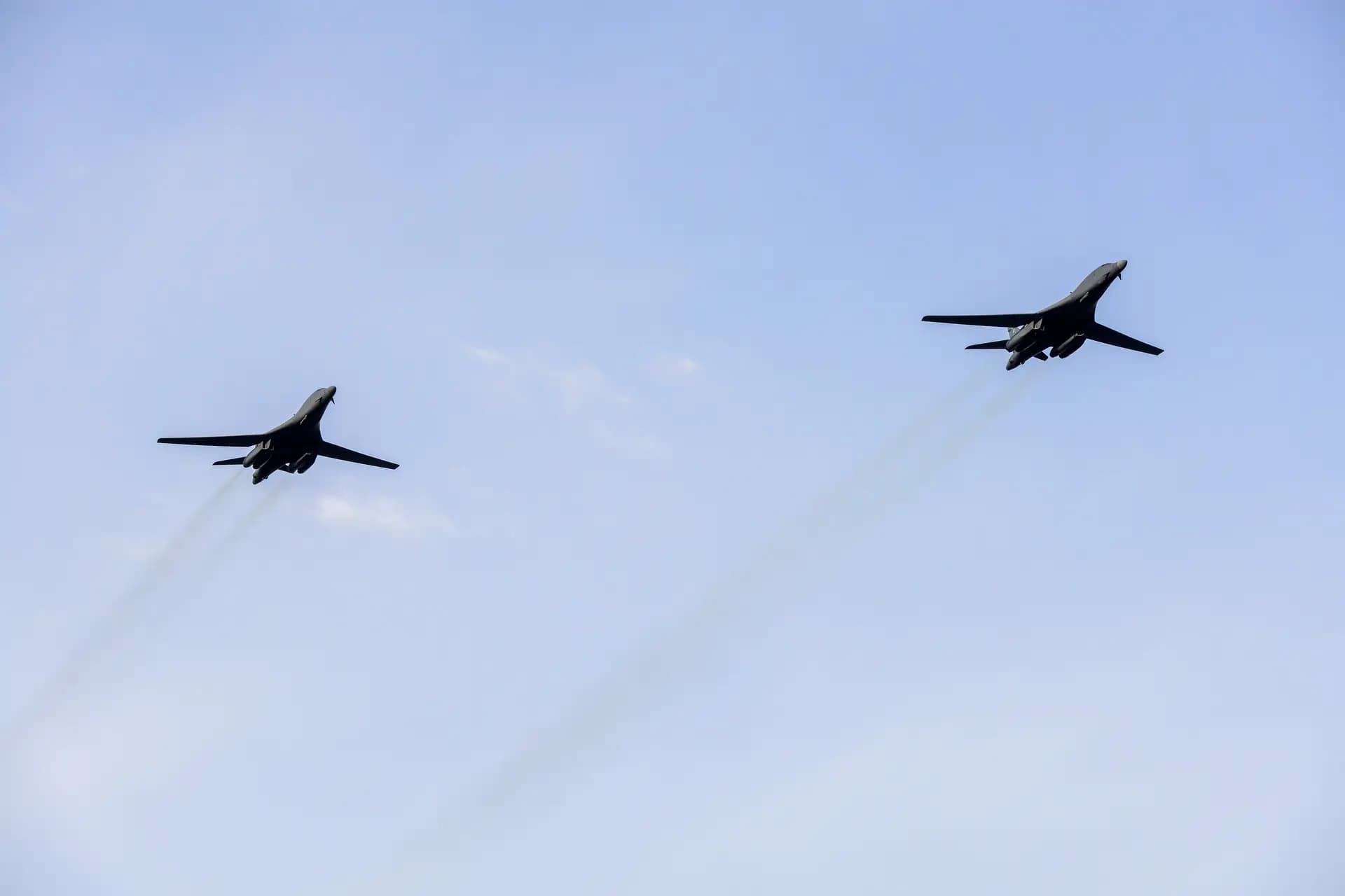 Bombarderos B-1B de la Fuerza Aérea de los Estados Unidos, procedentes de la base aérea de Dyess, sobrevuelan la 134.ª Rose Parade presentada por Honda en Pasadena, California, el 2 de enero de 2023. (Jerod Harris/Getty Images)