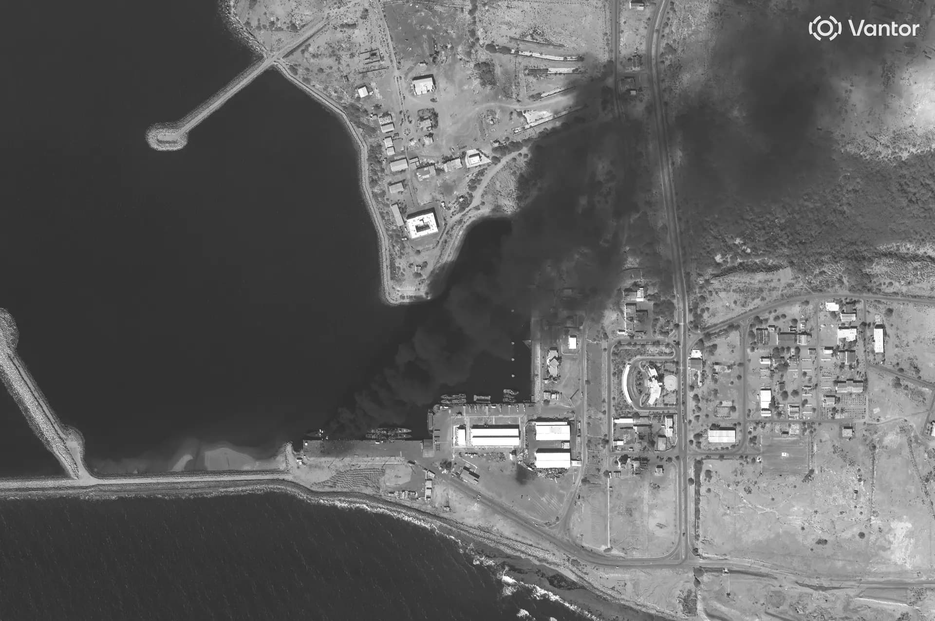 Un barco arde en una base naval en Konarak, Irán, el 28 de febrero de 2026. (Imagen satelital 2026 Vantor vía AP)