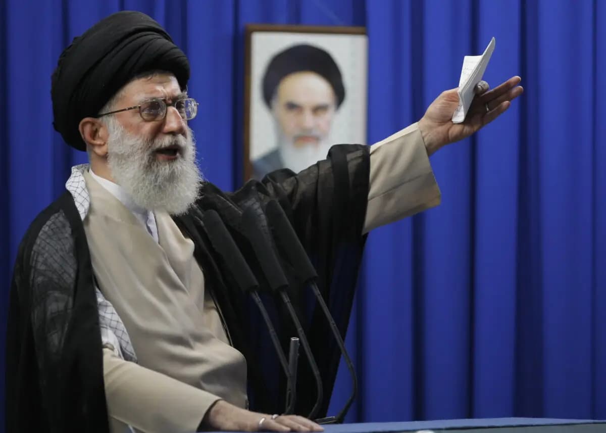 El líder supremo de Irán, el ayatolá Alí Jamenei, pronuncia el sermón semanal de la oración del viernes en la Universidad de Teherán el 19 de junio de 2009. (Behrouz Mehri/AFP a través de Getty Images)