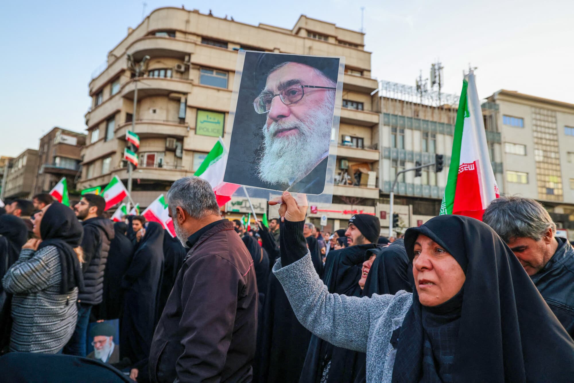 Manifestantes favorables al régimen se reúnen en una plaza para llorar la muerte del líder iraní Alí Jamenei en Teherán el 1 de marzo de 2026. (Atta Kenare/AFP vía Getty Images)