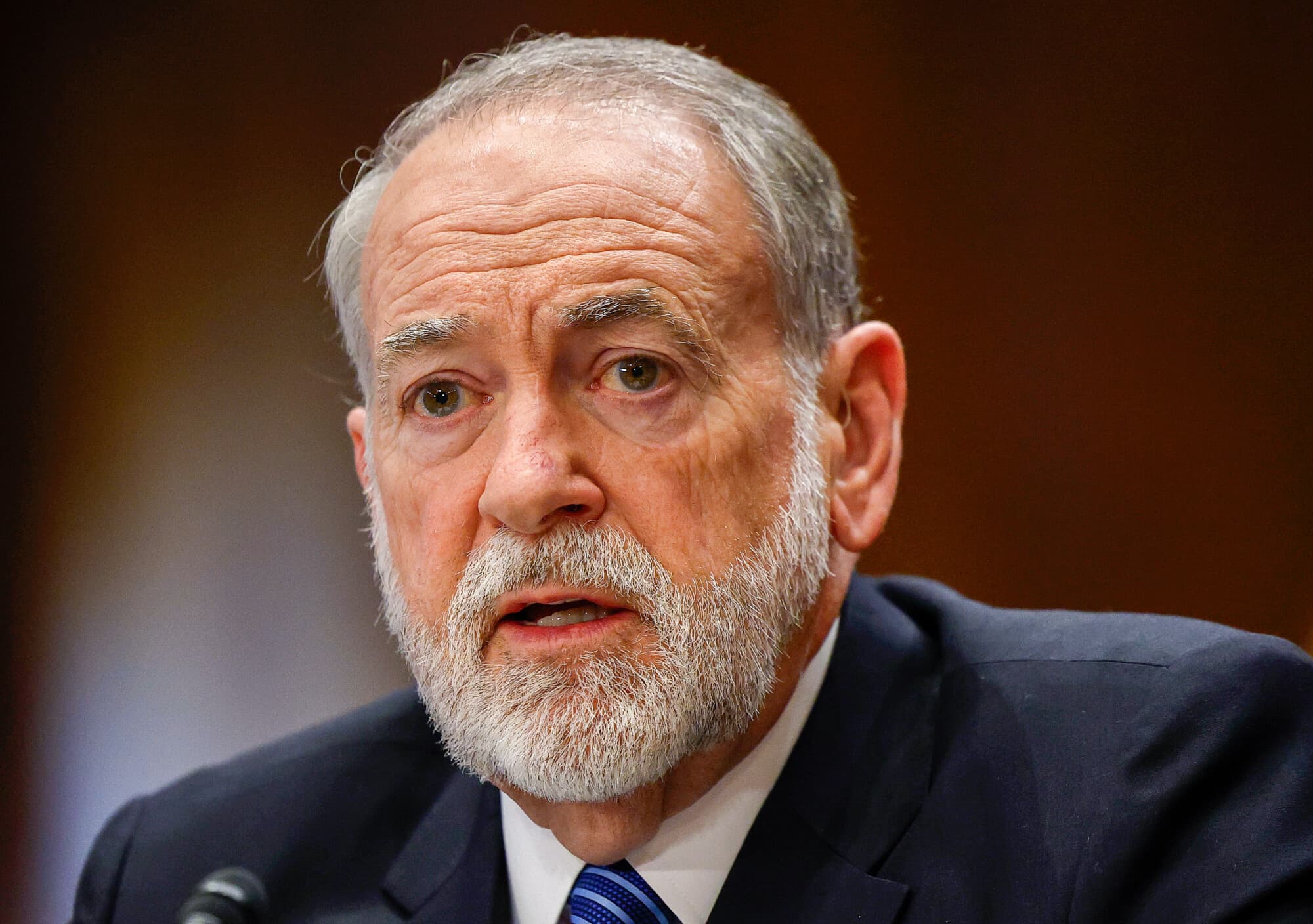 El actual embajador de Estados Unidos en Israel, Mike Huckabee, testifica durante su audiencia de confirmación ante el Comité de Relaciones Exteriores del Senado en el edificio Dirksen del Senado en Washington D. C. el 25 de marzo de 2025. /Kevin Dietsch/Getty Images)