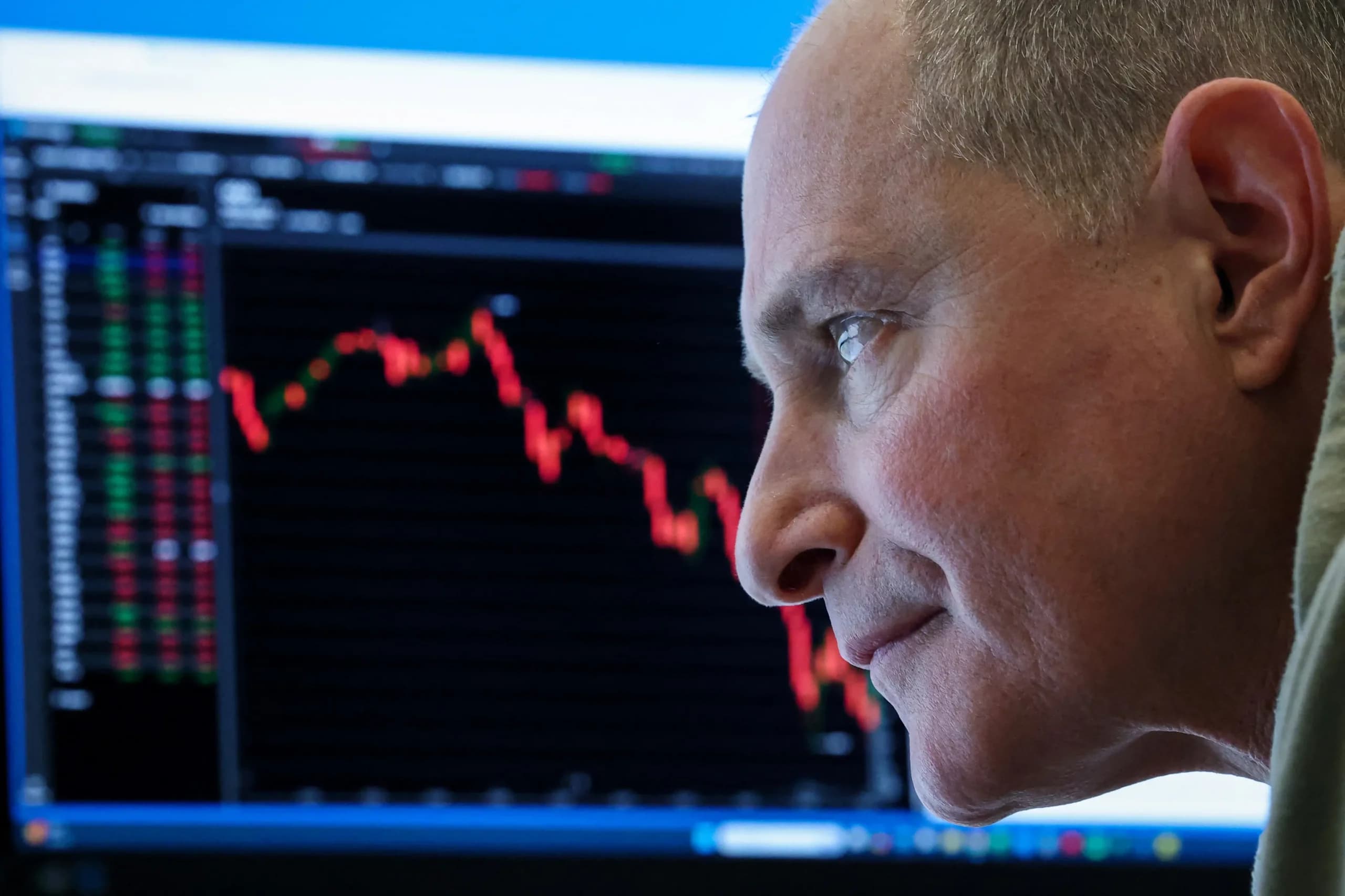 Un operador de opciones sobre futuros trabaja en la sala de la Bolsa de Nueva York (NYSE American, AMEX) en Nueva York, el 27 de febrero de 2026. (Brendan McDermid/Reuters)