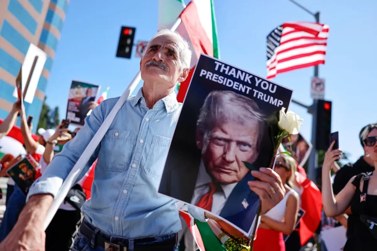 Un hombre sostiene una foto del presidente Trump mientras miembros de la comunidad iraní y simpatizantes celebran el ataque de Estados Unidos e Israel contra Irán, en Los Ángeles, el 28 de febrero de 2026. (Mario Tama/Getty Images)