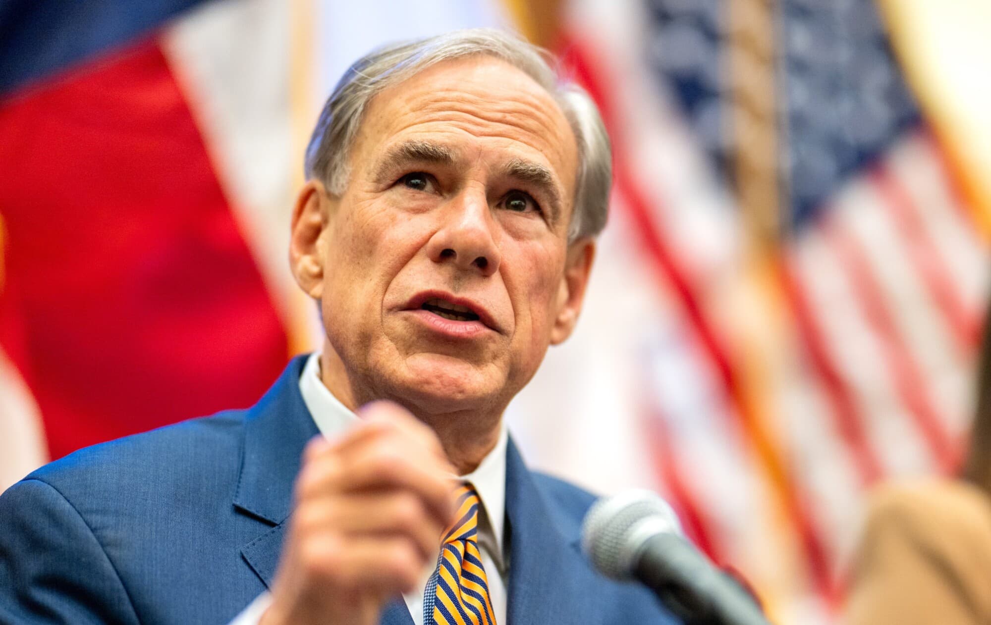 El gobernador de Texas, Greg Abbott, habla durante una rueda de prensa en el Capitolio estatal en Austin el 15 de agosto de 2025. (Brandon Bell/Getty Images)