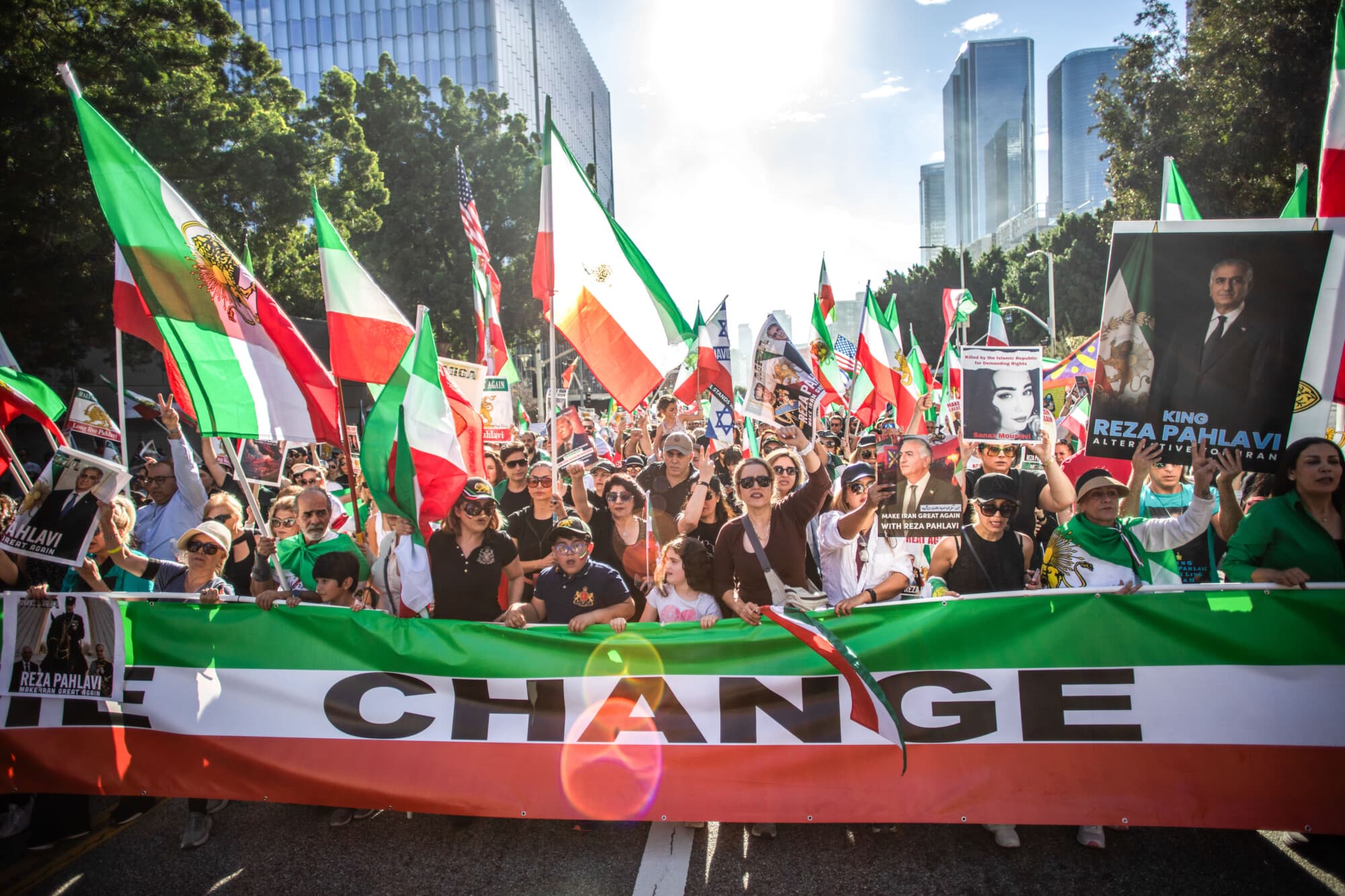 <em>Miembros de la comunidad iraní y simpatizantes sostienen carteles y banderas iraníes anteriores al régimen durante un evento de "Solidaridad con el pueblo de Irán" en Los Ángeles el 18 de enero de 2026. (Apu Gomes/Getty Images)</em>
