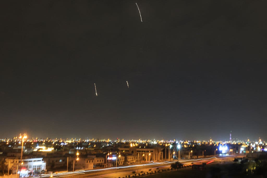<em>Misiles avistados en el cielo de Doha el 3 de marzo de 2026. El ejército de Qatar interceptó dos misiles balísticos la madrugada del 3 de marzo, según informó el Ministerio de Defensa del país en un comunicado, después de que reporteros de AFP escucharan fuertes explosiones en Doha. El conflicto, iniciado por los ataques estadounidenses e israelíes contra Irán durante el fin de semana, que desencadenó ataques iraníes de represalia en toda la región, no daba señales de amainar al entrar en su cuarto día. (Foto de MAHMUD HAMS / AFP vía Getty Images)</em>