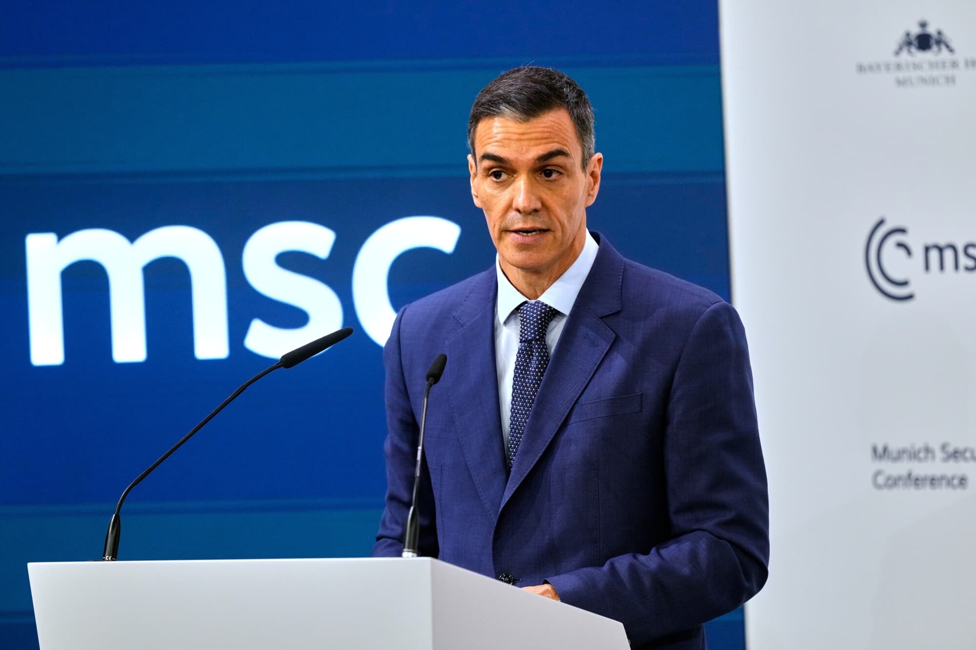 El presidente del gobierno español, Pedro Sánchez, interviene durante una mesa redonda en la Conferencia de Seguridad de Múnich, celebrada en Múnich (Alemania) el 14 de febrero de 2026. (Michael Probst/AP)