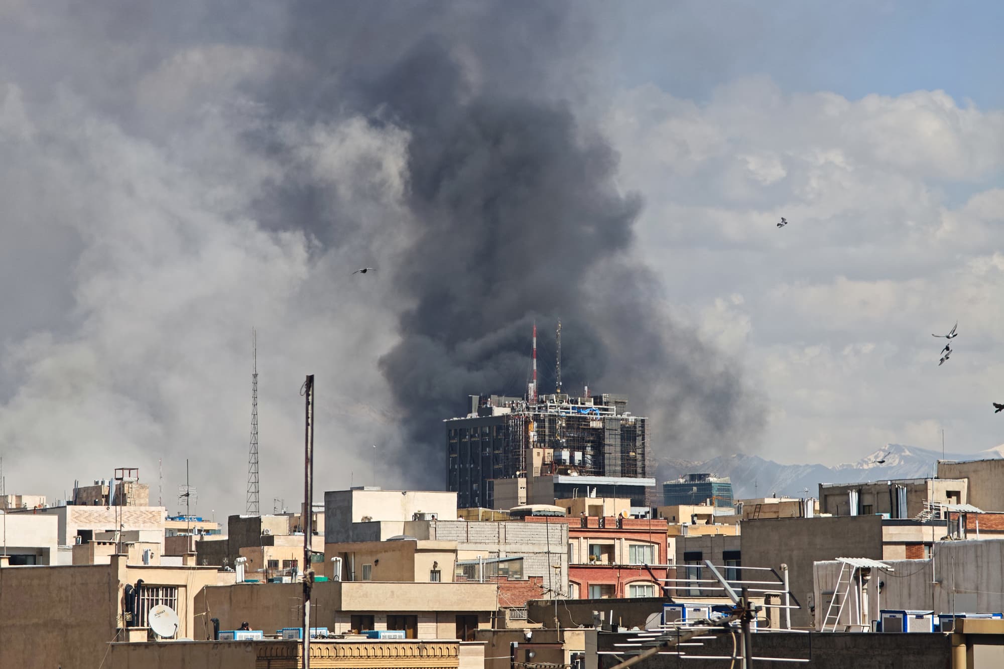 Columnas de humo se elevan sobre el horizonte tras las explosiones en Teherán, Irán, el 1 de marzo de 2026. (Majid Saeedi/Getty Images)