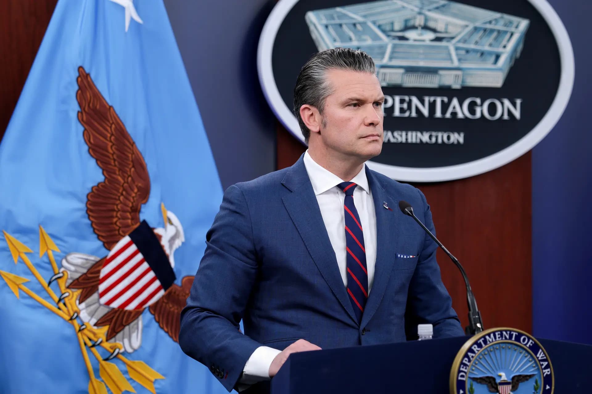 El secretario de Guerra, Pete Hegseth, escucha una pregunta durante una rueda de prensa en el Pentágono, en Arlington (Virginia), el 2 de marzo de 2026. (Alex Wong/Getty Images)