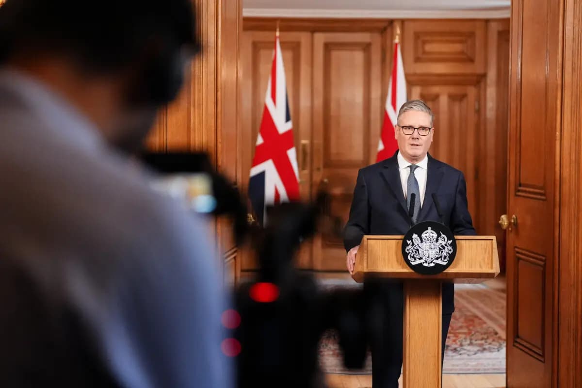 El primer ministro británico, Keir Starmer, habla mientras hace una declaración desde Downing Street, en el centro de Londres, el 28 de febrero de 2026, tras los ataques de Estados Unidos e Israel contra Irán. (Jonathan Brady / POOL / AFP a través de Getty Images)