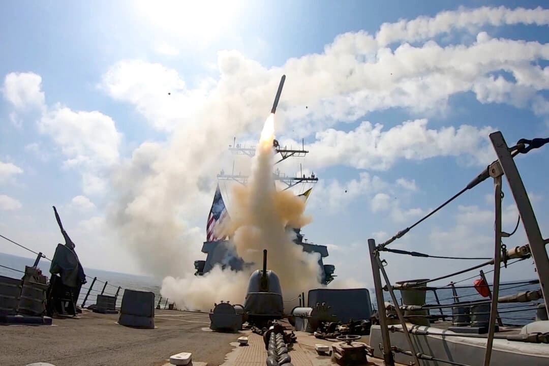 Esta imagen, tomada de un vídeo proporcionado por el Mando Central de Estados Unidos, muestra el lanzamiento de un misil desde un buque de la Armada estadounidense en apoyo de la Operación Epic Fury el sábado 28 de febrero de 2026. (Mando Central de Estados Unidos a través de AP)