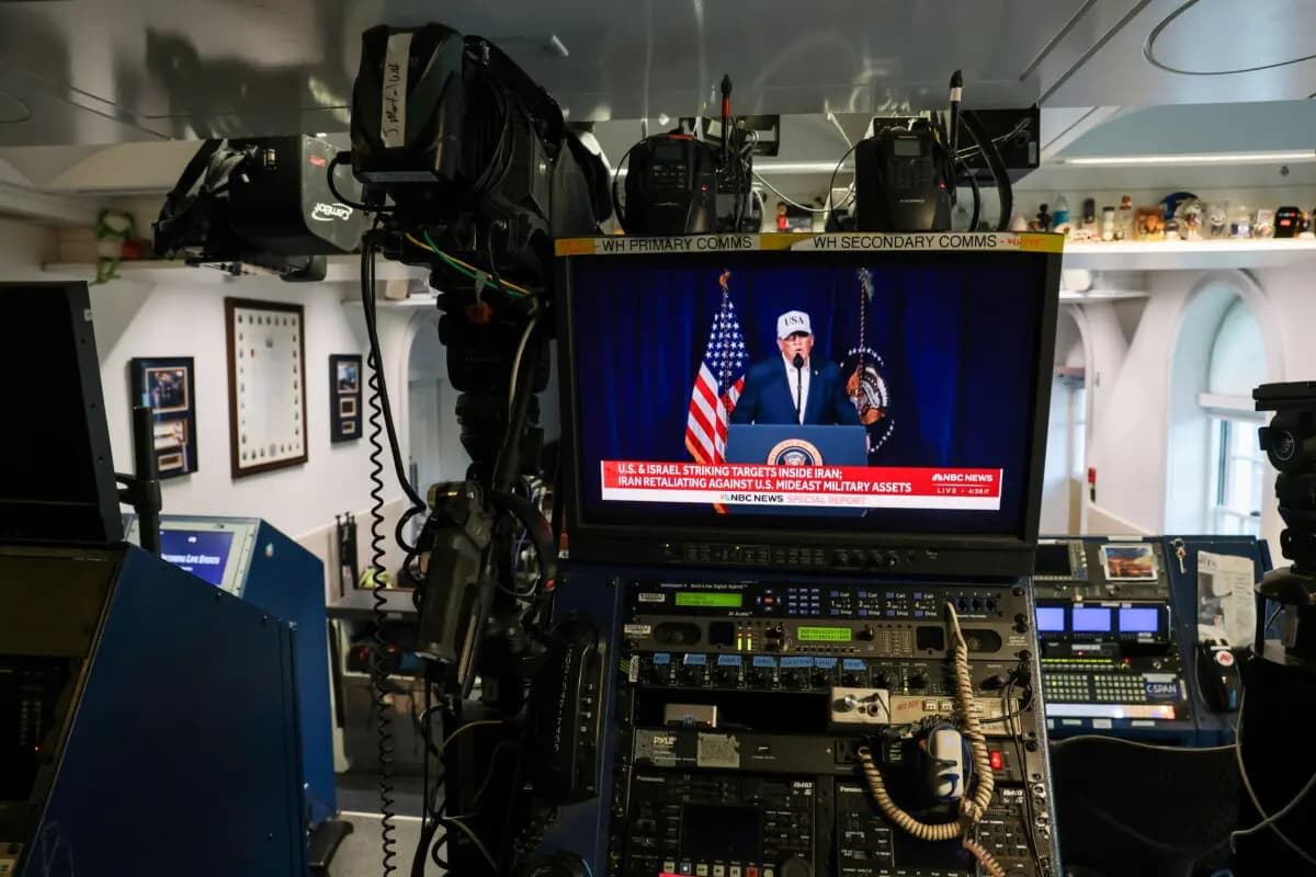 Una retransmisión en directo de NBC News emite un clip del anuncio en vídeo del presidente Donald Trump en Truth Social en la sala de prensa James S. Brady de la Casa Blanca en Washington D. C., el 28 de febrero de 2026. (Anna Moneymaker/Getty Images)