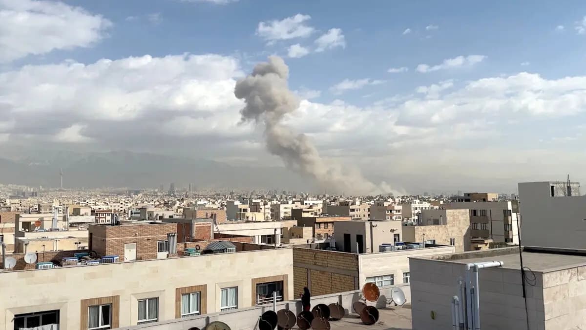 El humo se eleva tras una explosión, después de que el ministro de Defensa israelí anunciara que Israel había lanzado un ataque preventivo en Teherán el 28 de febrero de 2026. (Agencia de Noticias de Asia Occidental/Handout vía Reuters)