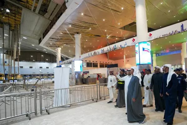El primer ministro kuwaití, el jeque Ahmad al-Abdullah al-Sabah (centro), visita el aeropuerto internacional tras sufrir un supuesto ataque iraní en la ciudad de Kuwait el 1 de marzo de 2026. (KUNA / AFP vía Getty Images)