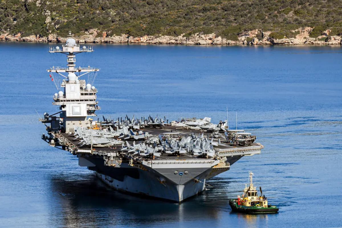 El portaaviones USS Gerald R. Ford de la Armada de los Estados Unidos zarpa de la bahía de Souda, en la isla de Creta, el 26 de febrero de 2026. (Metaxakis/AFP vía Getty Images)
