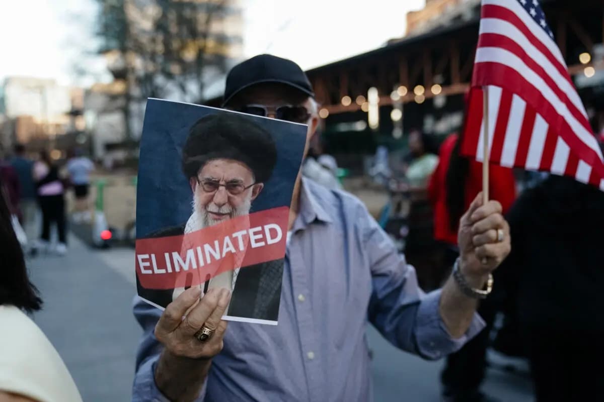 Un hombre en Atlanta, Georgia, sostiene una bandera estadounidense y un cartel con el retrato del líder iraní, el ayatolá Ali Khamenei, quien murió durante las operaciones militares de Estados Unidos e Israel contra la República Islámica, el 28 de febrero de 2026. (Elijah Nouvelage/AFP vía Getty Images)