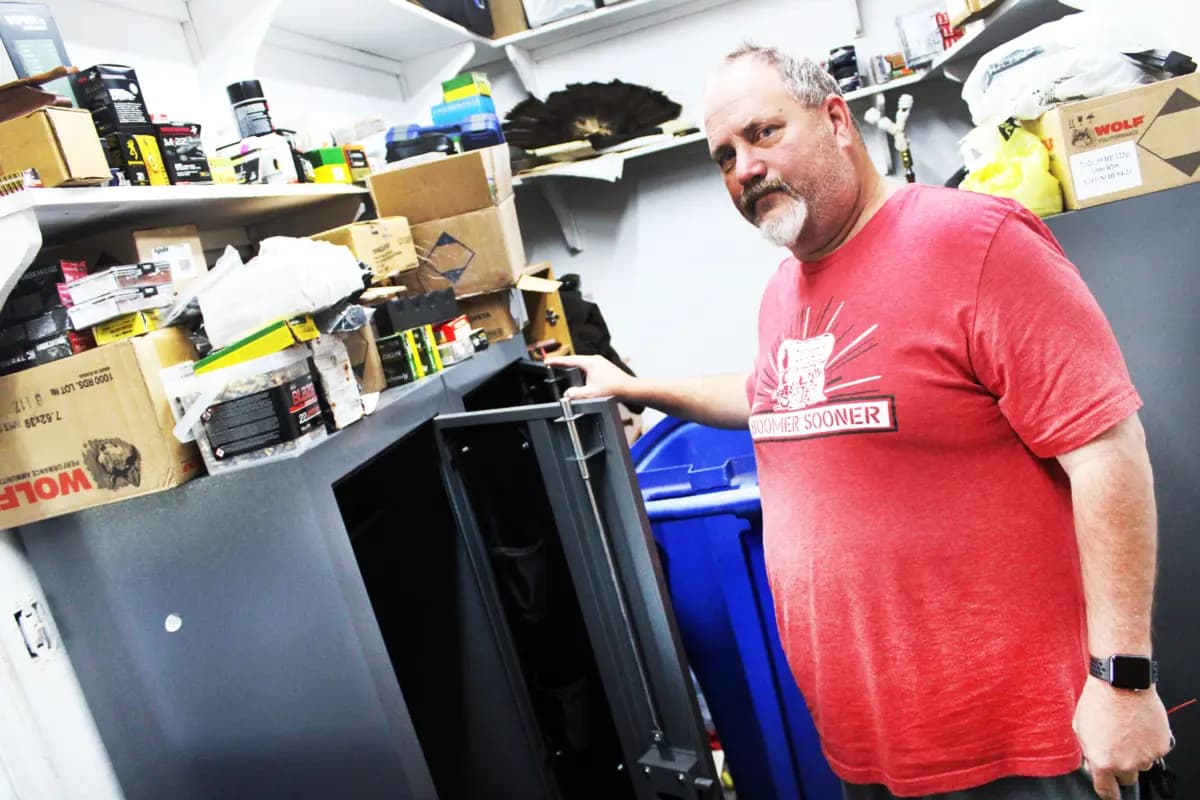 Russell Fincher delante de las cajas fuertes vaciadas por los agentes de la ATF que registraron su casa en Tuskahoma, Oklahoma, el 16 de junio de 2023. (Michael Clements/The Epoch Times)