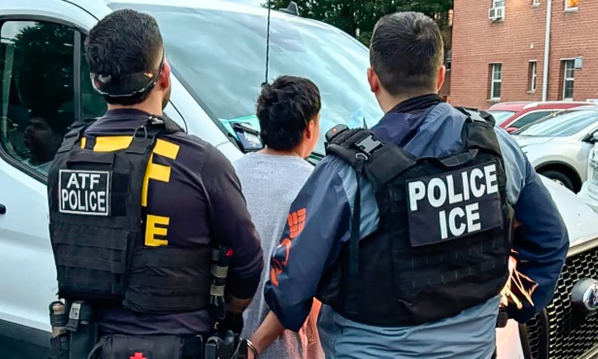 Agentes del Servicio de Inmigración y Control de Aduanas detienen a un inmigrante ilegal cerca de Washington en mayo de 2025. (Cortesía del Servicio de Inmigración y Control de Aduanas de Estados Unidos)