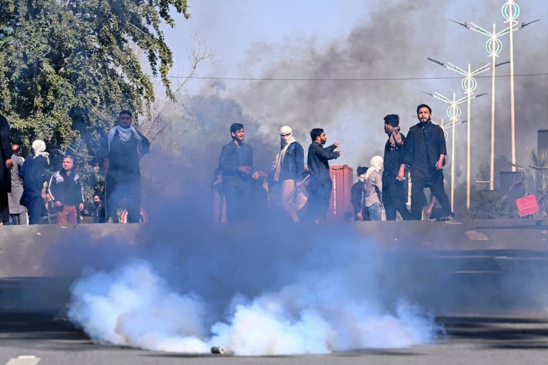 Manifestantes se dispersan después de que la policía antidisturbios lanzara gases lacrimógenos durante su intento de asaltar la embajada estadounidense en Islamabad el 1 de marzo de 2026, tras la muerte del líder supremo iraní, el ayatolá Alí Jamenei, en medio de ataques estadounidenses e israelíes. Al menos nueve personas murieron durante las protestas proiraníes en el consulado estadounidense en Karachi. (Aamir Qureshi/AFP vía Getty Images)
