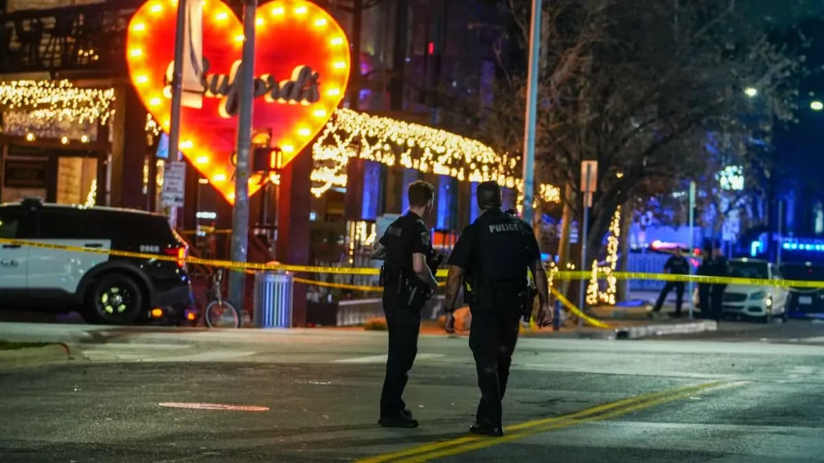 Agentes de policía vigilan la escena en West Sixth Street y West Avenue después de un tiroteo en Austin, Texas, el 1 de marzo de 2026. (Ricardo B. Brazziell/Austin American-Statesman vía AP).