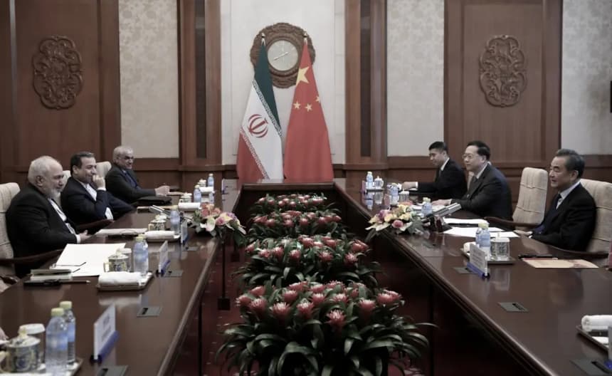 El ministro de Asuntos Exteriores chino, Wang Yi (derecha), habla con el ministro de Asuntos Exteriores iraní, Mohammad Javad Zarif (izquierda), durante su reunión en la Residencia Oficial de Diaoyutai en Beijing, el 31 de diciembre de 2019. (Noel Celis/POOL/AFP a través de Getty Images)