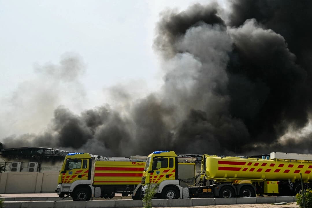 Una columna de humo se eleva tras un supuesto ataque iraní en el distrito industrial de Doha el 1 de marzo de 2026. (Mahmud Hams/AFP a través de Getty Images)
