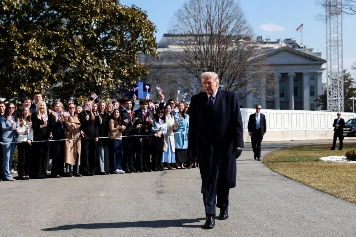 El presidente Donald Trump sale de la Casa Blanca el 27 de febrero de 2026. (Evelyn Hockstein/Reuters)