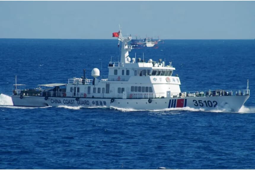 Un barco de la guardia costera china navega cerca de las disputadas islas del Mar de China Oriental el 6 de agosto de 2016. (. 11th Regional Coast Guard Headquarters via AP)