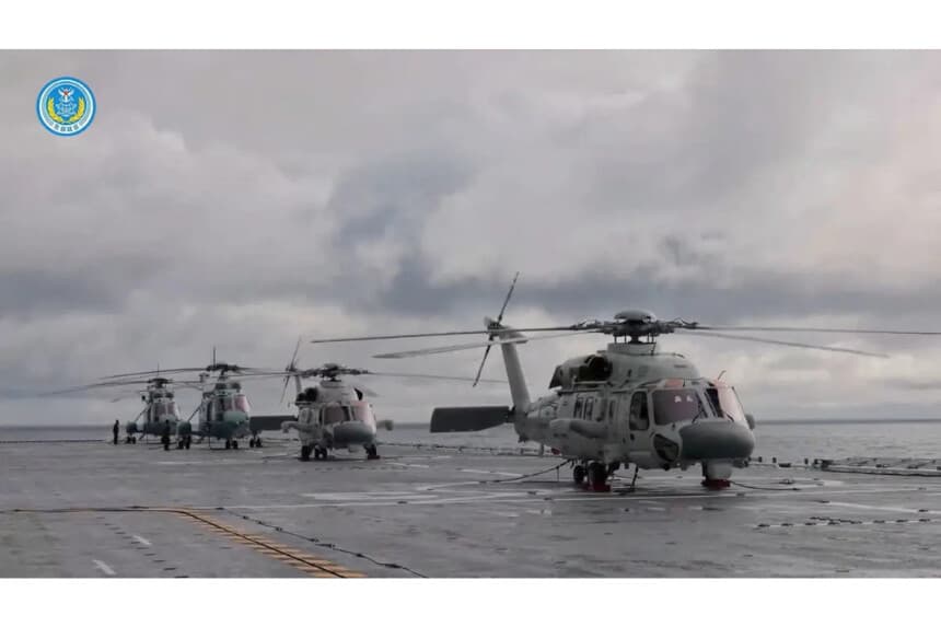 Helicópteros en un buque de asalto anfibio participan en ejercicios militares en aguas al sureste de Taiwán, en esta captura de pantalla de un video publicado por el Comando del Teatro Oriental del Ejército Popular de Liberación de China, el 29 de diciembre de 2025. (Eastern Theatre Command/Handout via Reuters)