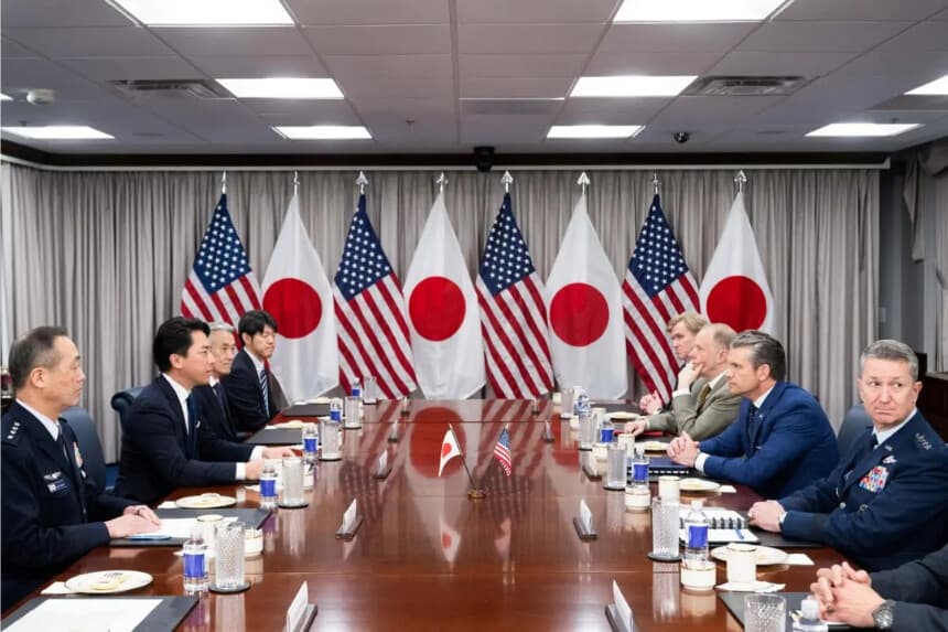 El secretario de Defensa de EE. UU., Pete Hegseth (tercero por la derecha), y el ministro de Defensa japonés, Shinjiro Koizumi (segundo por la izquierda), celebran una reunión en el Pentágono, en Washington, el 15 de enero de 2026. (Saul Loeb/AFP vía Getty Images)