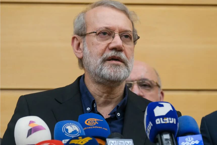 Ali Larijani, secretario del Consejo Supremo de Seguridad Nacional de Irán, llega para asistir a un servicio conmemorativo en Beirut, Líbano, el 27 de septiembre de 2025. (Courtney Bonneau/Middle East Images via AFP)