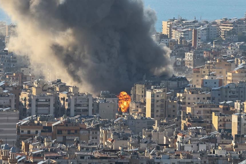 Columnas de humo se elevan tras el bombardeo israelí sobre los suburbios del sur de Beirut el 2 de marzo de 2026. (IBRAHIM AMRO / AFP a través de Getty Images)