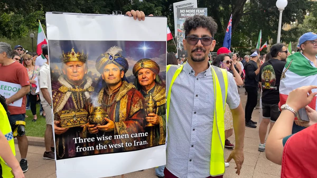 <em>Un manifestante iraní sostiene una pancarta durante una celebración tras la noticia de la muerte del ayatolá Ali Jamenei, exlíder de la República Islámica de Irán, tomada en Sídney, Australia, el 1 de marzo de 2026. (Adam Chiang/The Epoch Times)</em>