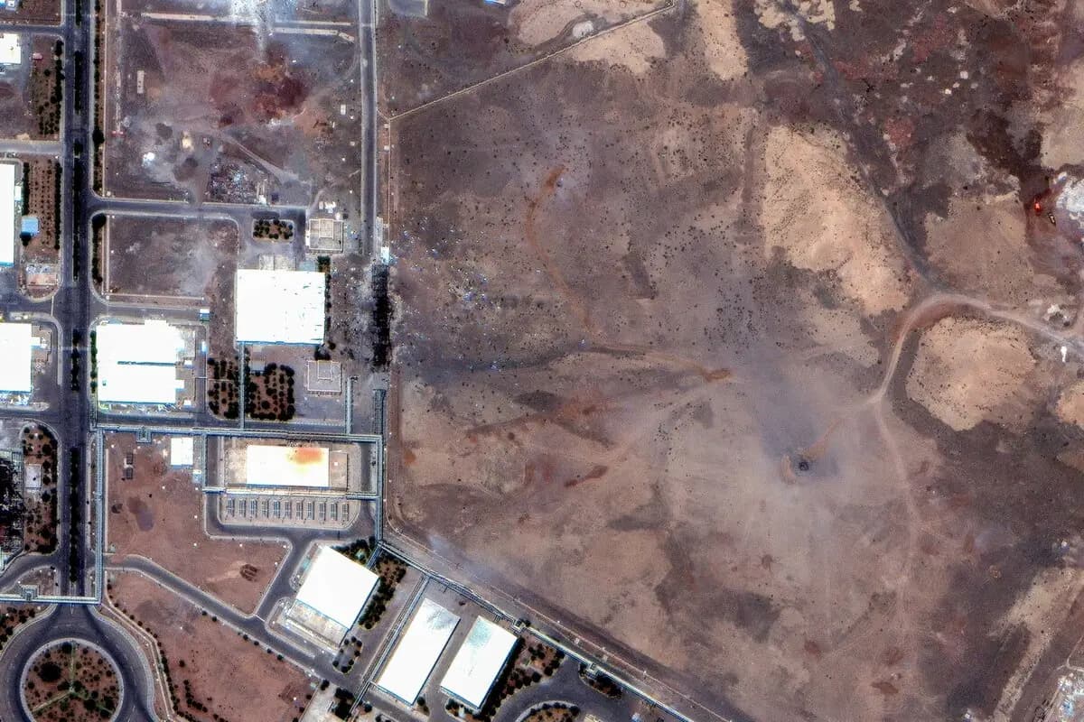 Una imagen satelital muestra los cráteres causados por los ataques aéreos sobre las salas subterráneas de centrifugación de la planta de enriquecimiento de Natanz, tras los ataques aéreos estadounidenses en medio del conflicto entre Irán e Israel, en el condado de Natanz, Irán, el 22 de junio de 2025. (Maxar Technologies/Handout vía Reuters).