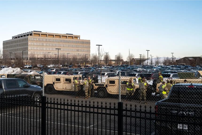Miembros de la Guardia Nacional de Minnesota se concentran en el aparcamiento frente al edificio federal Bishop Henry Whipple en Minneapolis el 13 de febrero de 2026. (Stephen Maturen/Getty Images)