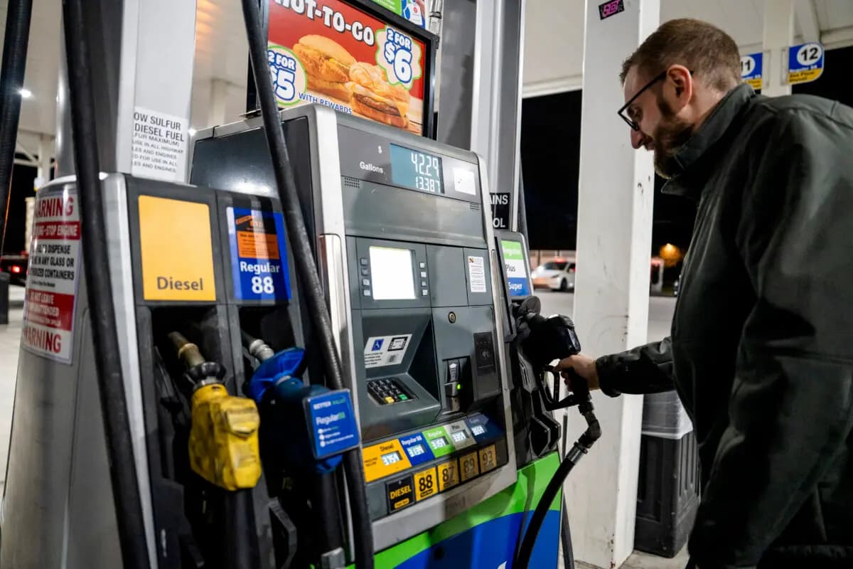 Un hombre en una gasolinera en Elkridge, Maryland, el 12 de noviembre de 2025. (Madalina Kilroy/The Epoch Times).