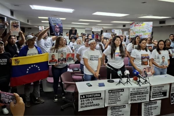 Familiares de presos politicos durante una rueda de prensa en Caracas el 23 de febrero. (Yasmila Márquez/The Epoch Times)