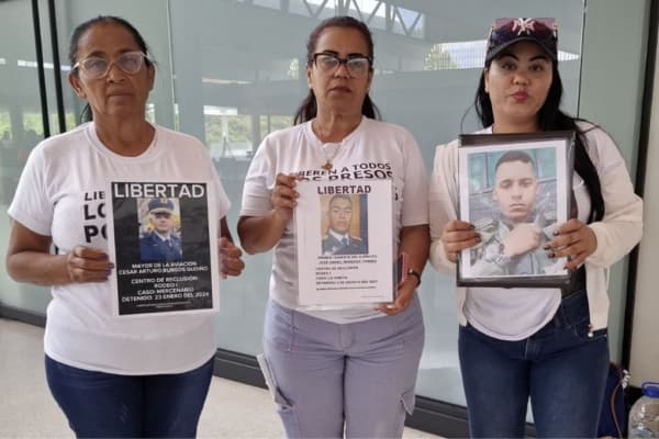 Tres familiares de presos politicos manifestándose durante una rueda de prensa en Caracas el 23 de febrero. (Yasmila Márquez/The Epoch Times)