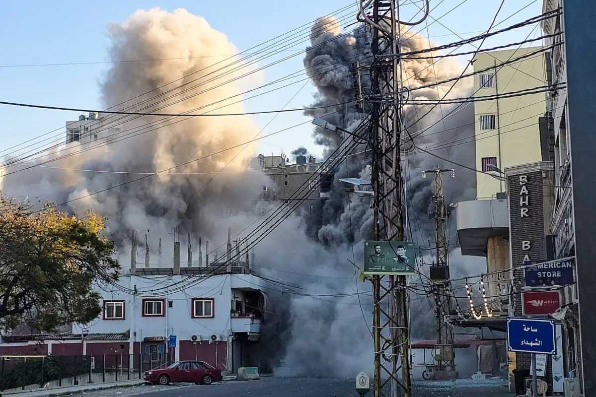 El humo se eleva desde el lugar de un ataque aéreo israelí que tuvo como objetivo las oficinas de Al-Qard al-Hassan, una institución financiera vinculada a Hezbolá, en la ciudad costera de Tiro, en el sur del Líbano, el 2 de marzo de 2026. (Kawnat Haju / AFP vía Getty Images)