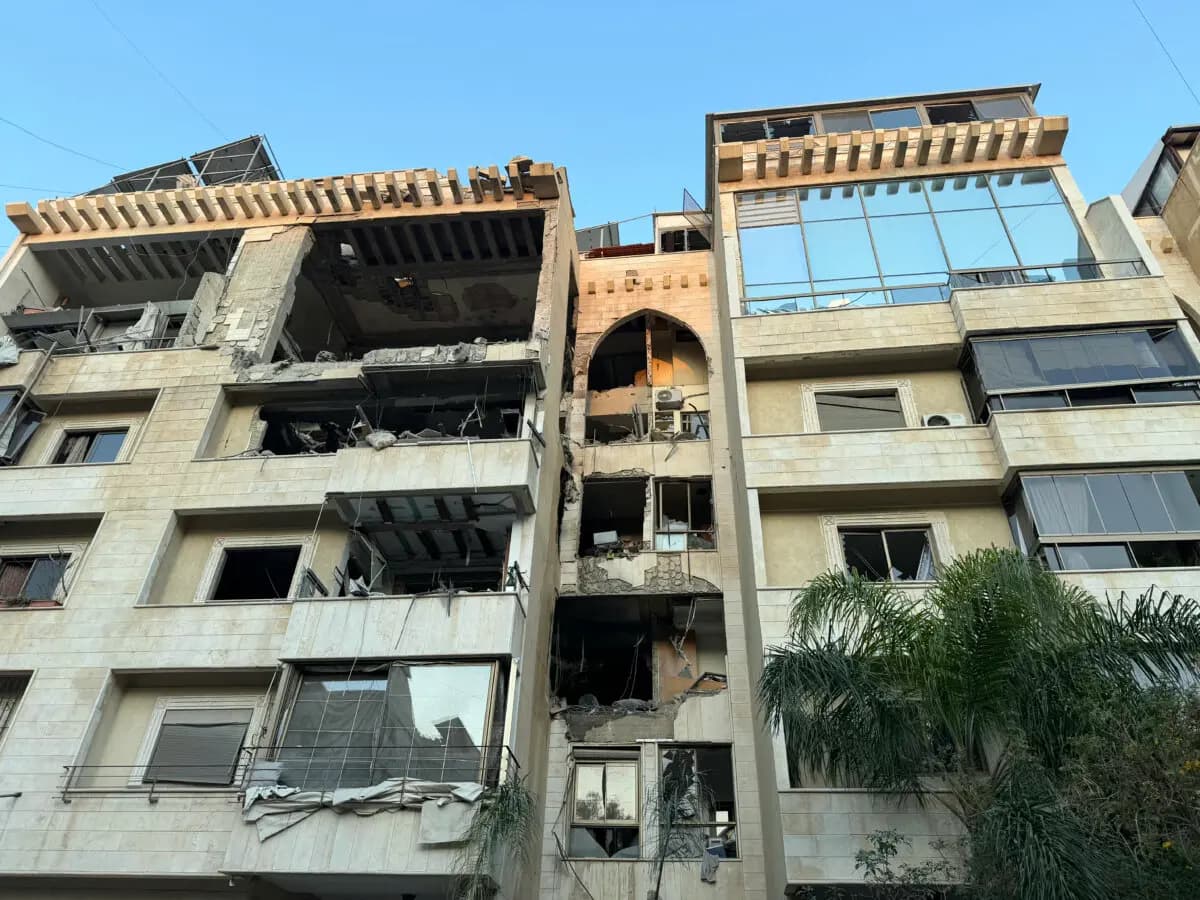 <em>Se muestra un edificio dañado después de un ataque aéreo israelí en el suburbio de Haret Hreik, al sur de Beirut, Líbano, el 2 de marzo de 2026. (Ibrahim Amro/AFP vía Getty Images)</em>