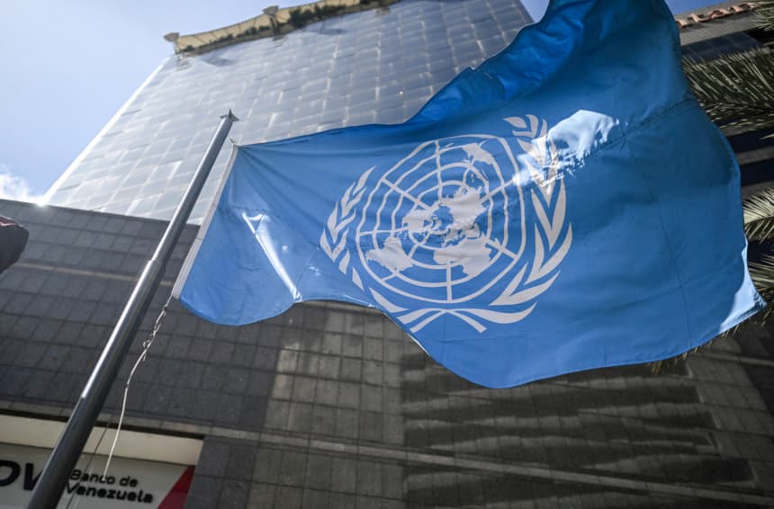 La bandera de las Naciones Unidas ondea frente a su edificio de oficinas en Caracas el 16 de diciembre de 2025. (Juan BARRETO / AFP via Getty Images)
