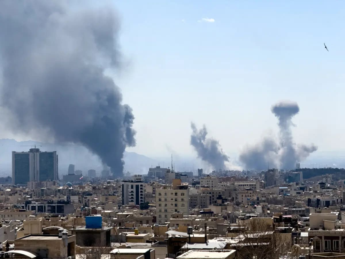 <em>Columnas de humo se elevan tras las explosiones reportadas en Teherán, Irán, el 1 de marzo de 2026. (Mahsa/Middle East Images/AFP vía Getty Images)</em>