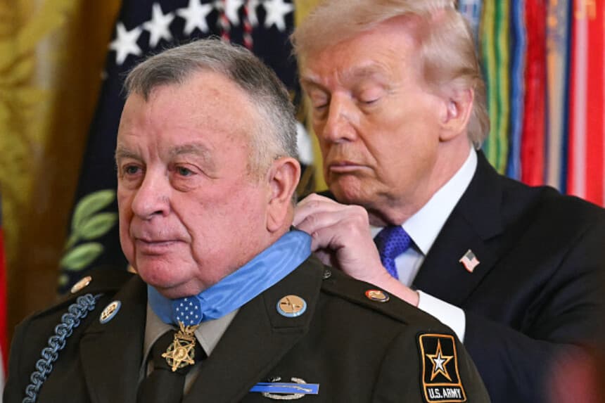 El presidente de los Estados Unidos, Donald Trump, entrega la Medalla de Honor al sargento mayor retirado del Ejército Terry P. Richardson durante una ceremonia celebrada en el Salón Este de la Casa Blanca el 2 de marzo de 2026, en Washington, D.C. El presidente Trump concedió la Medalla de Honor al sargento mayor retirado del Ejército Terry P. Richardson, que sirvió en la guerra de Vietnam, a título póstumo al sargento mayor del Ejército Roderick W. Edmonds, que sirvió en la Segunda Guerra Mundial, y a título póstumo al sargento primero Michael Ollis, que murió en combate en Afganistán en 2013. (SAUL LOEB / AFP a través de Getty Images).