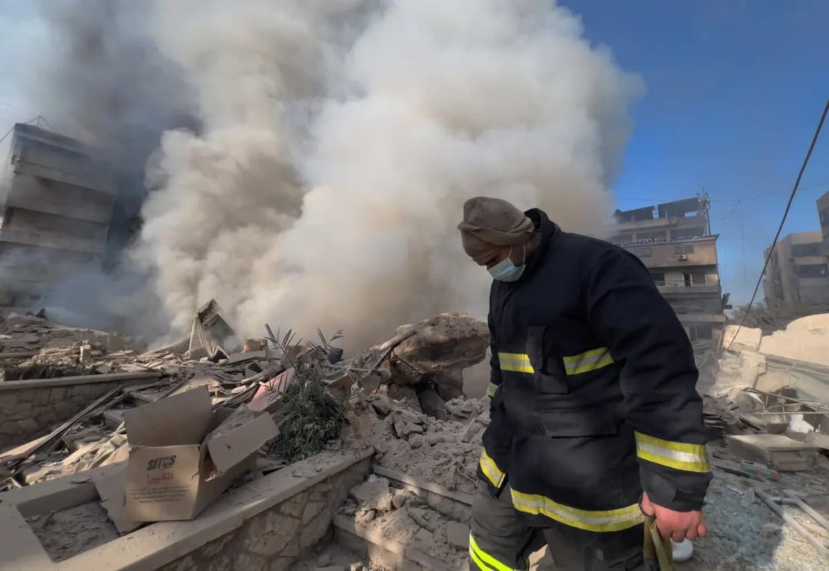 Un rescatista revisa el lugar donde varios edificios fueron alcanzados por ataques aéreos israelíes en Dahiyeh, un suburbio al sur de Beirut, Líbano, el 3 de marzo de 2026. (Hussein Malla/AP)